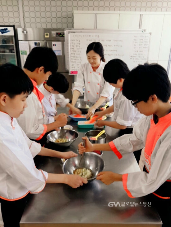 오늘은 내가 당근케이크 제빵사!! < 포토뉴스 < 교육 < 기사본문 - 글로벌뉴스통신GNA 오늘은 내가 당근케이크 제빵사!! - 글로벌뉴스통신GNA