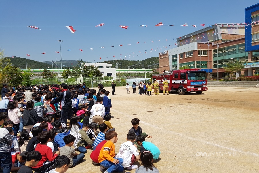 부산 송정초등학교 전교생 합동소방훈련 실시 < 포토뉴스 < 교육... 부산 송정초등학교 전교생 합동소방훈련 실시 - 글로벌뉴스통신GNA