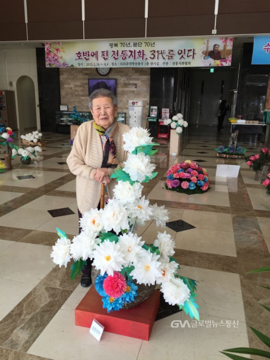 전통지화 4대를 잇다. < 포토뉴스 < 사람들 < 문화 < 기사본문 - 글로벌뉴스통신GNA 전통지화 4대를 잇다. - 글로벌뉴스통신GNA