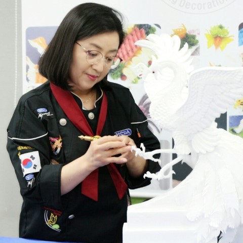 곽명숙 푸드카빙명장 2021글로벌크라운 교육부문 대상 수상 < 교육 < 기사본문 - 글로벌뉴스통신GNA 곽명숙 푸드카빙명장 2021글로벌크라운... 