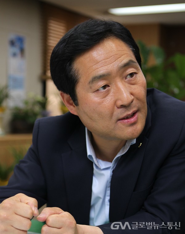정치 < 기사본문 - 글로벌뉴스통신GNA 장외 ‘윤석열의 100일’ 천하, 별의 순간을 향해 “나는 내 페이스대로 간다” - 글로벌뉴스통신GNA