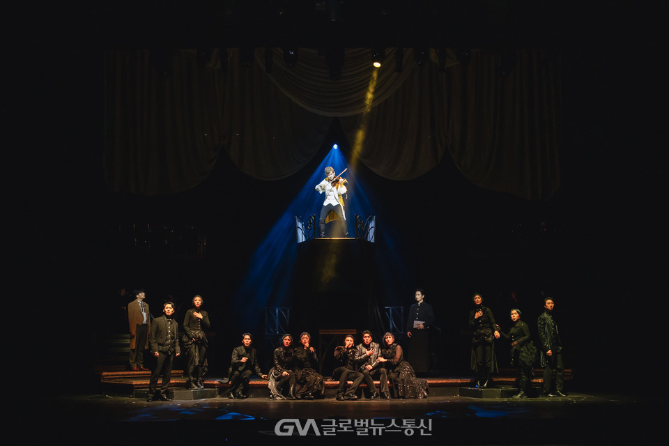 2024 뮤지컬 파가니니 대장정 마친 액터-뮤지션의 전설 콘 < 포토뉴스 < 문화종합 < 문화 < 기사본문 - 글로벌뉴스통신GNA 2024 뮤지컬... 