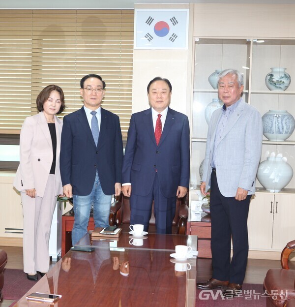 배해동 안양과천상공회의소 회장,권대중 교수 면담 < 포토뉴스... 배해동 안양과천상공회의소 회장,권대중 교수 면담 - 글로벌뉴스통신GNA