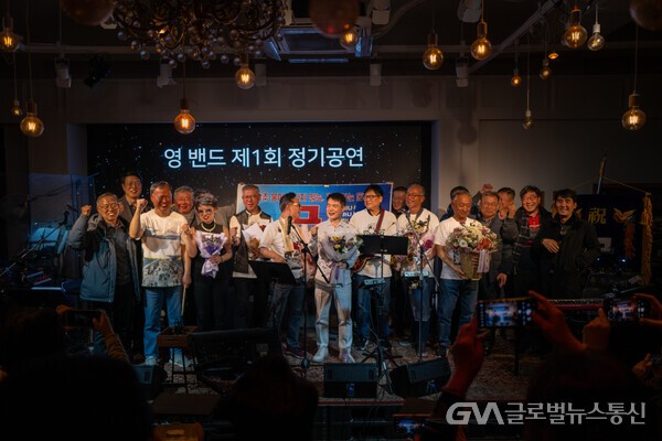 (사진제공: 임경섭 단장) 영밴드 제1회 정기연주회가 홍대 클럽온에어에서 개최 되었다.(2023.12.3.)