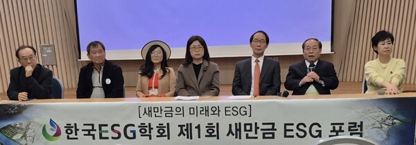 (사진: 글로벌뉴스통신 합동 취재반) 종합토론 참가자, 가운데 고문현 회장, 우측 김태진 교수, 좌측 허인숙 교수, 장미혜 연세대 교수, 이갑주 이사장, 이동수 교수 등