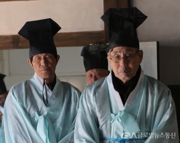 (사진:글로벌뉴스통신 권혁중)안동권씨 화천군파 찰방공지파 시향제 봉행(좌측 권경중 회장,우측 권태중 종손)
