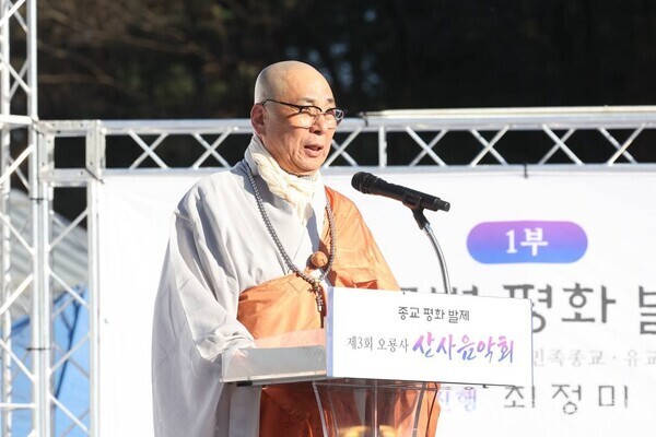 (사진 : 강릉 오룡사) 대각불교조계종 강릉 오룡사 평화를 위한 산사 문화제 1부에서 주최자 법산 스님이 발제 중이다.