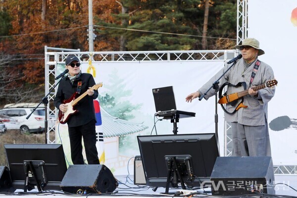 (사진 : 강릉 오룡사) 대각불교조계종 강릉 오룡사 평화를 위한 산사 문화제 2부 산사음악회에서 우현 스님이 공연하고 있다.