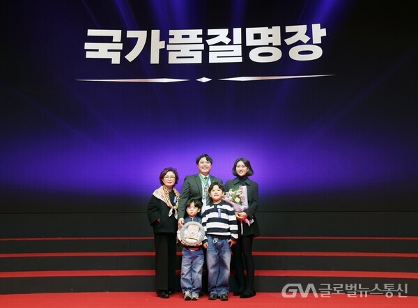 (사진제공: 최정호 현대자동차 국가품질명장) 국가품질명장 증서 휘장 수상  후 가족과 함께 기념촬영