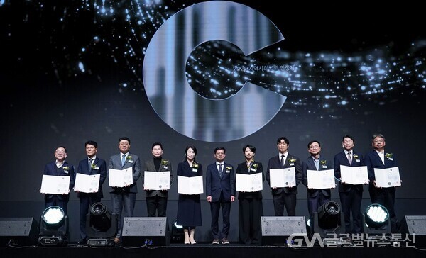 (사진제공:효성)HS효성첨단소재가 7년 연속 '지역사회공헌 인정기업'으로 선정됐다. (최형식 HS효성 커뮤니케이션실 상무(오른쪽에서 세번째))