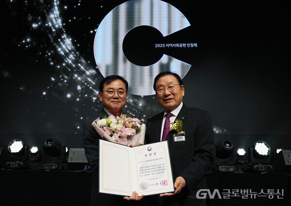 (사진제공:효성)HS효성첨단소재가 7년 연속 '지역사회공헌 인정기업'으로 선정됐다. (최형식 HS효성 커뮤니케이션실 상무(왼쪽), 김성이 한국사회복지협의회장(오른쪽)