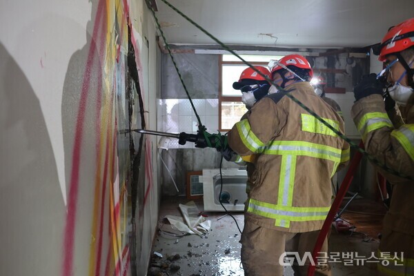 (사진제공:용인서부소방서)용인서부소방서, 폐건물 활용 ‘도시탐색 인명구조 특별훈련’ 실시