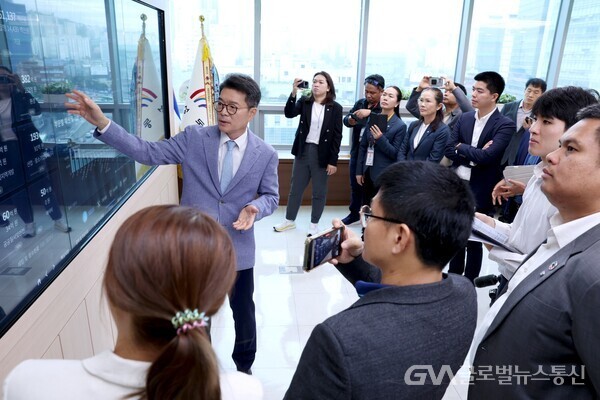(사진제공:성동구) 스마트정책 소통 시스템을 설명하고 있는 정원오 구청장