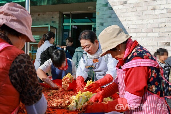 (사진제공:옥천군) 드림스타트 김장 봉사활동 현장