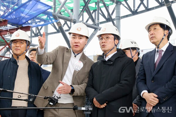 (사진 : 도봉구청) 오언석 도봉구청장(왼쪽에서  두 번째)이 김민석 국무총리(세 번째)에게 서울아레나 주변 창동권역 개발 사안에 대해 설명하고 있다