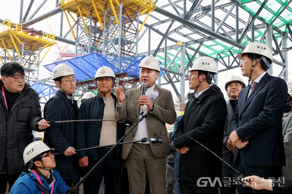 (사진 : 도보구)  오 도봉구청장(가운데)이 김민석 국무총리(오른쪽에서 두 번째)에게 지역 요청사항에 대해 말하고 있다 (2)