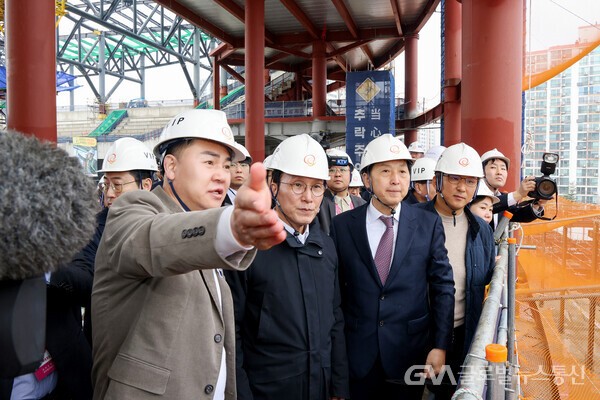 (사진 : 도봉구) 오언석 도봉구청장이 김민석 국무총리에게 서울아레나 주변 창동권역 개발 사안에 대해 설명하고 있다