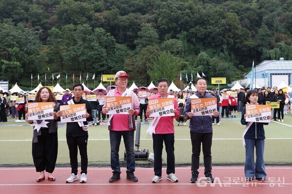 (사진제공: 군포시)하은호 군포시장, 철도지하화 서명부 내러 세종시 직접 간다