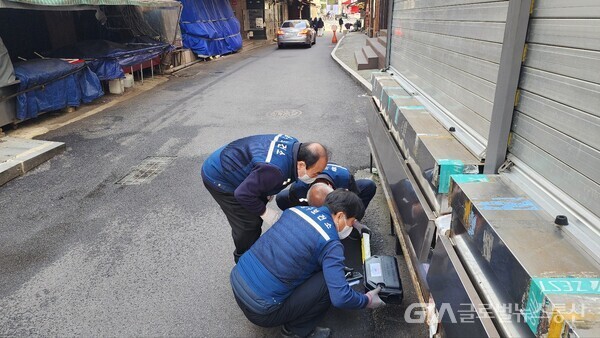 (사진 : 서울 중구) 쥐 방역 활동 사진 2 - 전통시장, 서울역 광장 등 6개 지역에 IoT 기반 스마트 장비 시범 설치