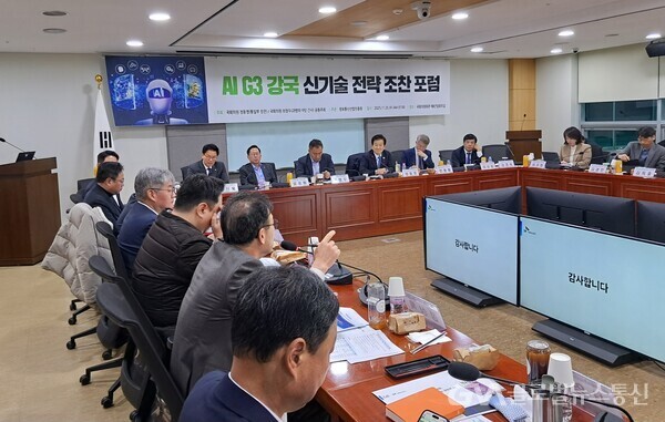 (사진:글로벌뉴스통신 이해문기자) 조찬 포럼 정동영 의원.촤형두의원 참석 질의에 답변