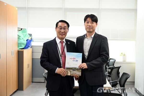 (사진제공:홍성군) 왼쪽부터 이용록 홍성군수와 지용구 행정안전부 교부세과장