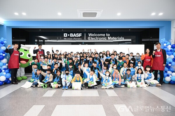(사진제공:안산시) 이민근 안산시장(맨 앞줄 오른쪽 첫번째)이 25일 한국바스프㈜ 안산공장에서 진행된 ‘어린이 화학실험교실 키즈랩(Kid’s Lab)’ 프로그램 참석자들과 함께 기념촬영을 하고 있다.