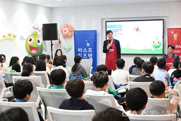 (사진제공:안산시) 이민근 안산시장이 25일 한국바스프㈜ 안산공장에서 진행된 ‘어린이 화학실험교실 키즈랩(Kid’s Lab)’ 프로그램에 참석해 인사 발언을 하고 있다.