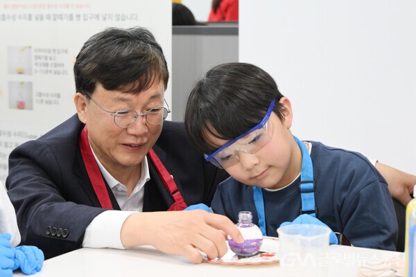 (사진제공:안산시) 이민근 안산시장(왼쪽)이 25일 한국바스프㈜ 안산공장에서 진행된 ‘어린이 화학실험교실 키즈랩(Kid’s Lab)’ 프로그램에 참여한 어린이와 함께 과학실험을 진행하고 있다.