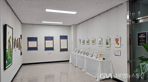 (사진제공:안산시) 안산스마트허브복합문화센터에서 수강생들의 작품이 전시되고 있다.